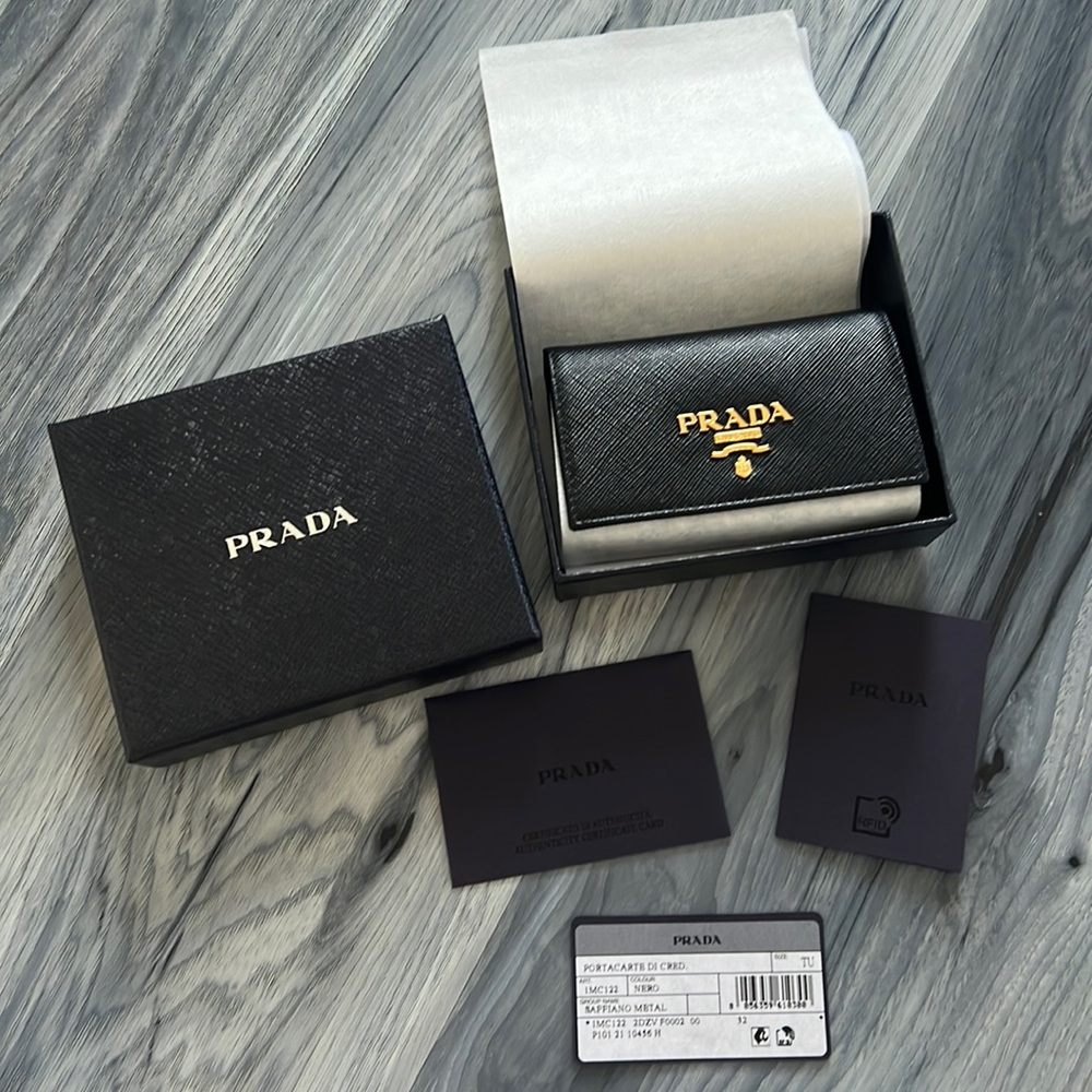 Prada wallet ‼️Authentic‼️